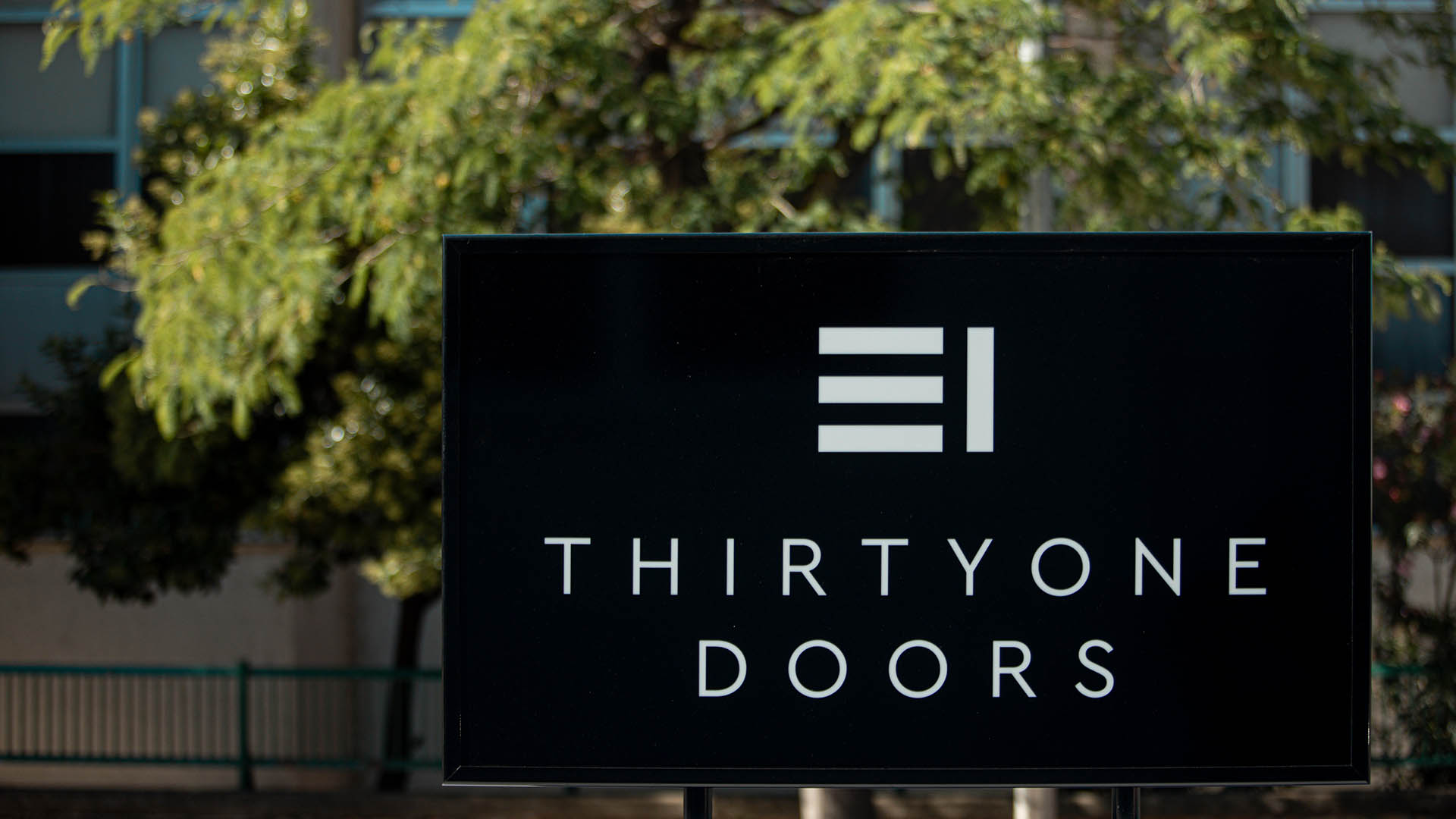 Πινακίδα εισόδου του ξενοδοχείου 31 Doors