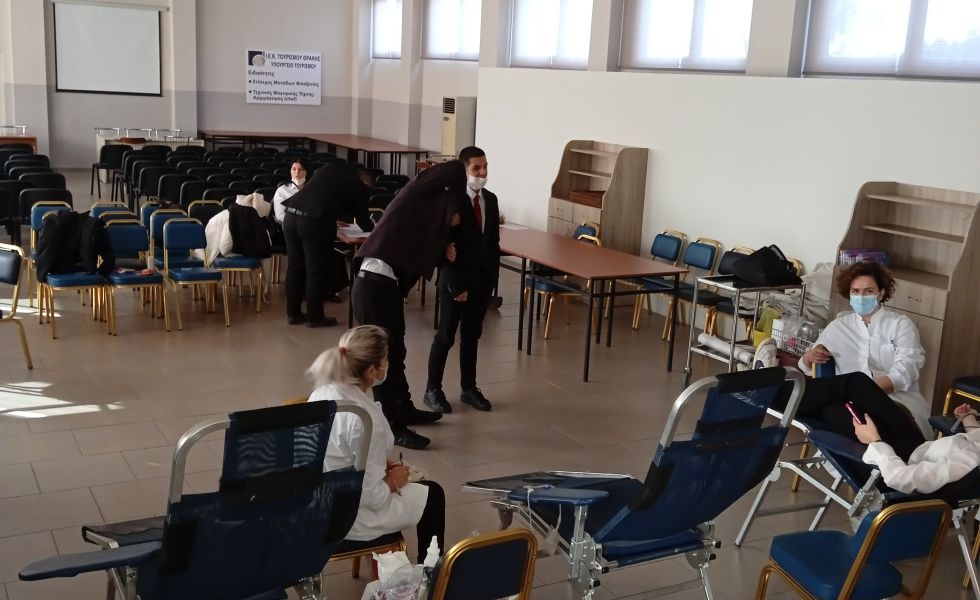 Στιγμές από την εθελοντική αιμοδοσία της σχολής μας