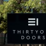 Πινακίδα εισόδου του ξενοδοχείου 31 Doors