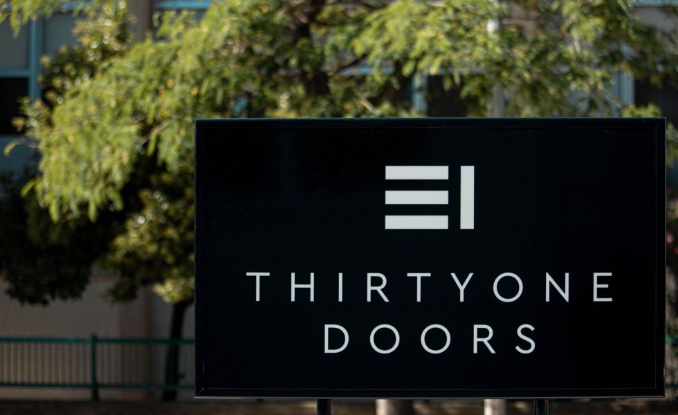 Πινακίδα εισόδου του ξενοδοχείου 31 Doors