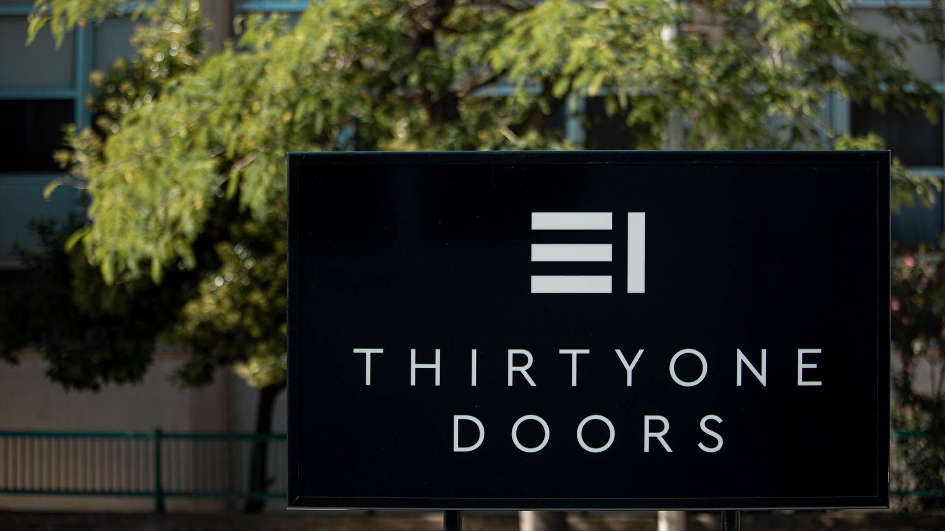 Πινακίδα εισόδου του ξενοδοχείου 31 Doors